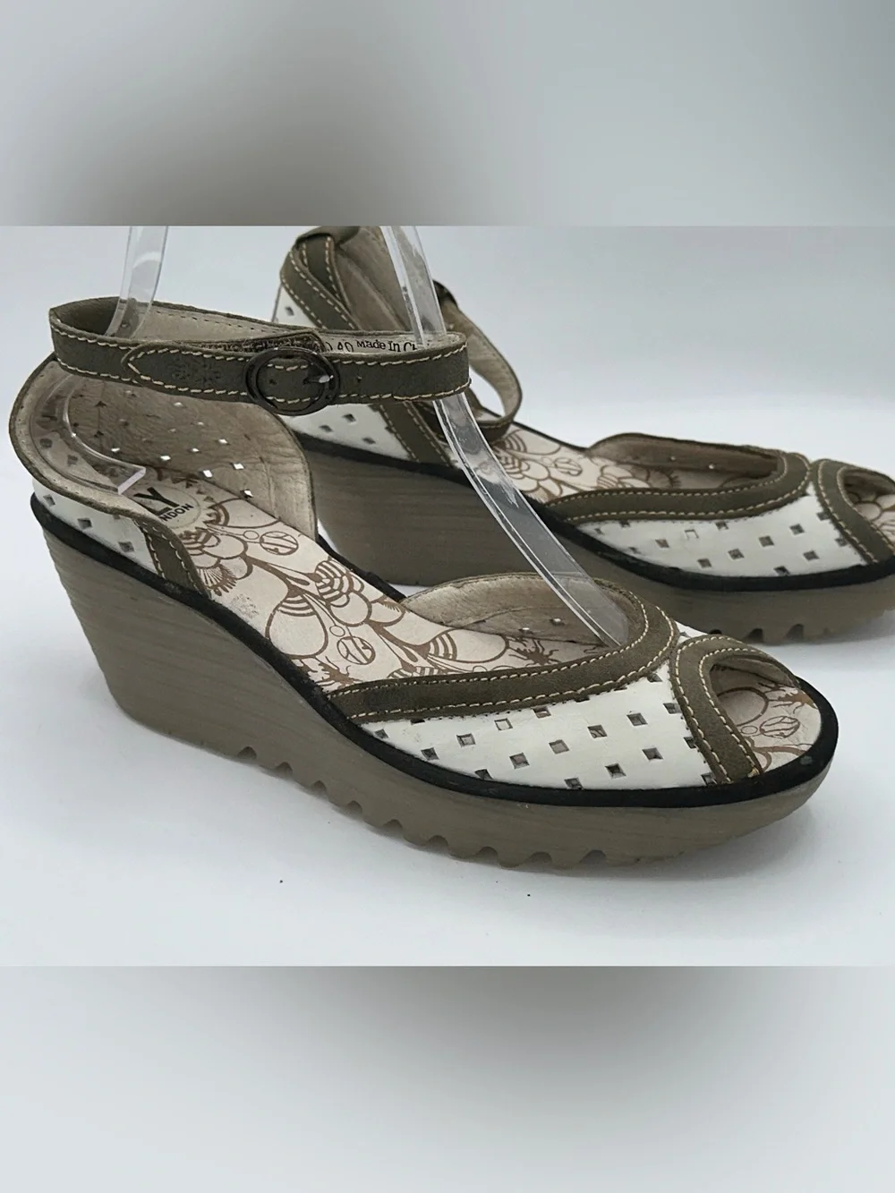 Fly London Ydel Sandals Shoes Size 9-9.5 US 40 EU Beige White Leather Strap AA27